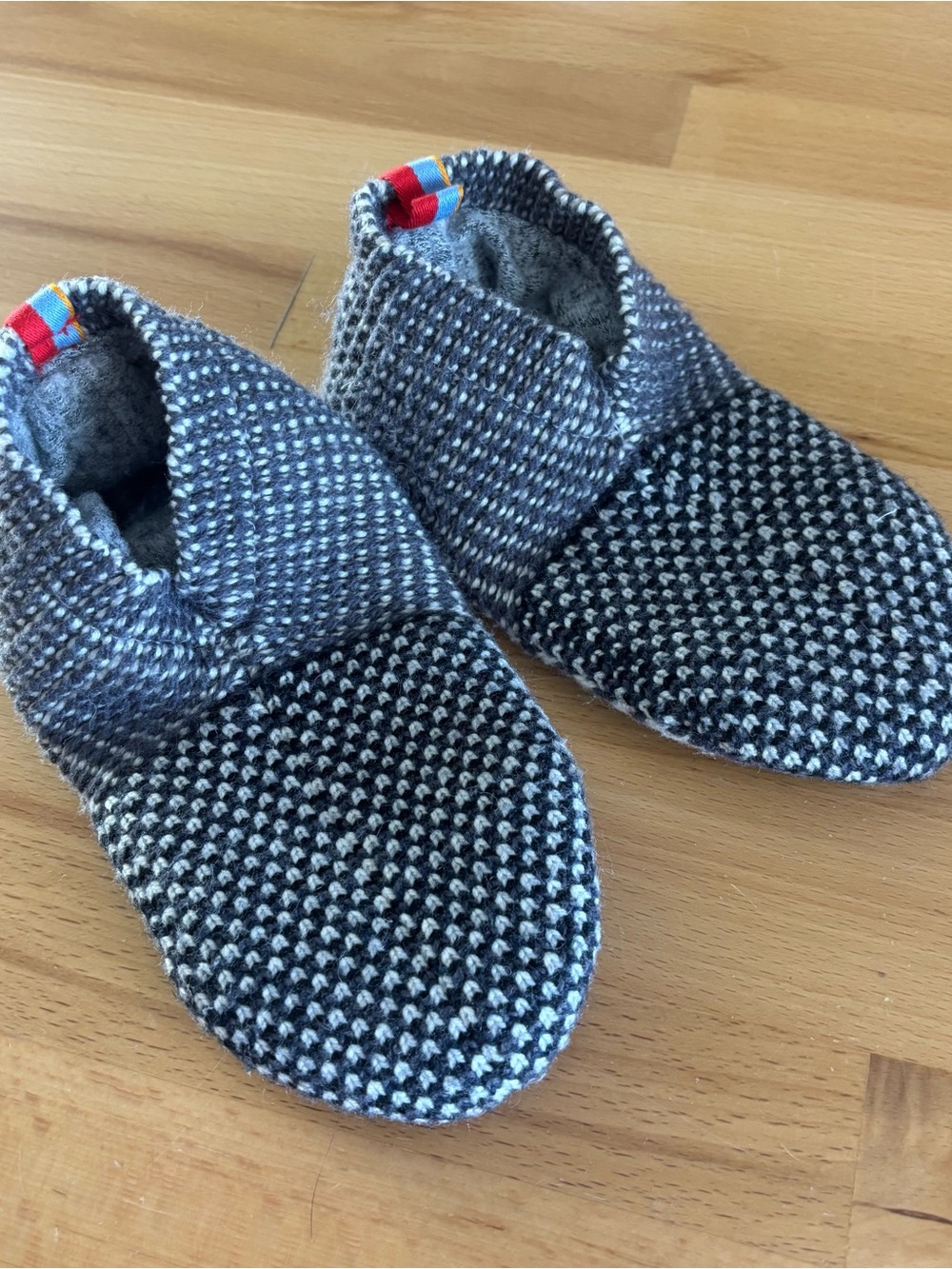 Bombas Gripper Slipper Socks Gray Black Knit House Shoes Unisex Cozy youth 11-13